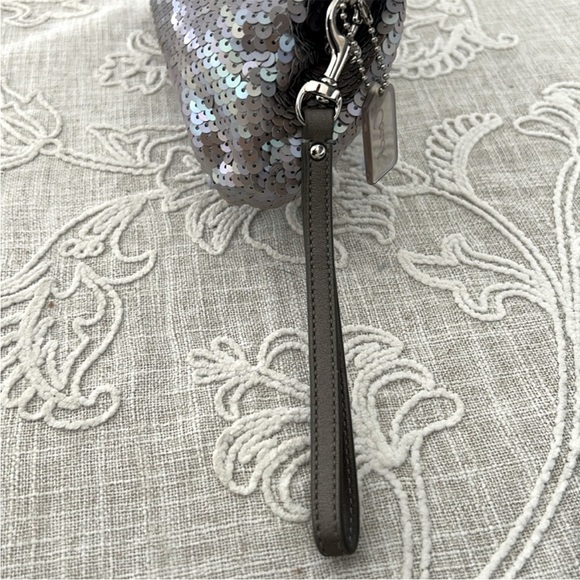 Coach Rare EUC Audrey Sequin Clutch Wristlet with Kiss Lock - Picture 10 of 13